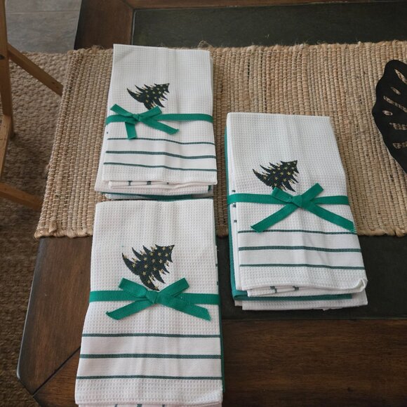 Multiple Sets of Christmas Hand Towels - Picture 5 of 7